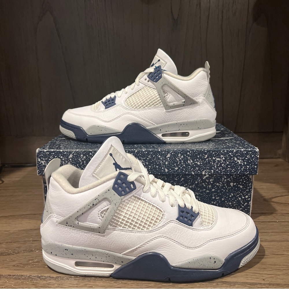 Air Jordan 4 Retro- White/Midnight Navy. Very clean shoes! Used.